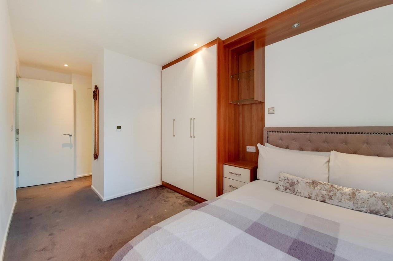 Free Parking - Two Bed Apartment By London Docklands Exterior photo